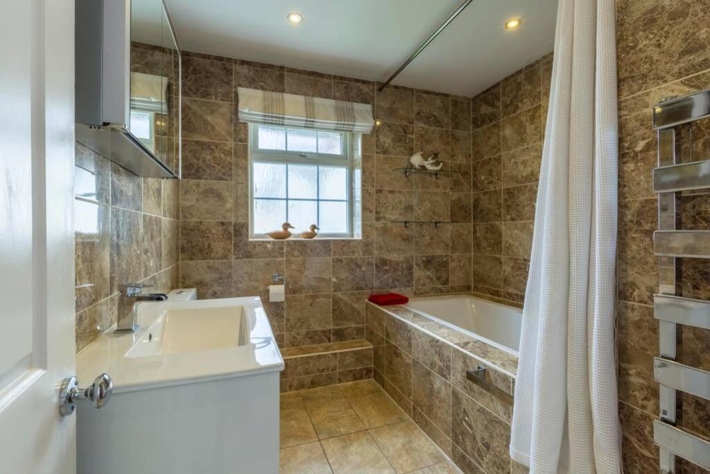 A Cheerful Three Bedroom House In Leafy Lytham Lytham St Annes Exterior foto